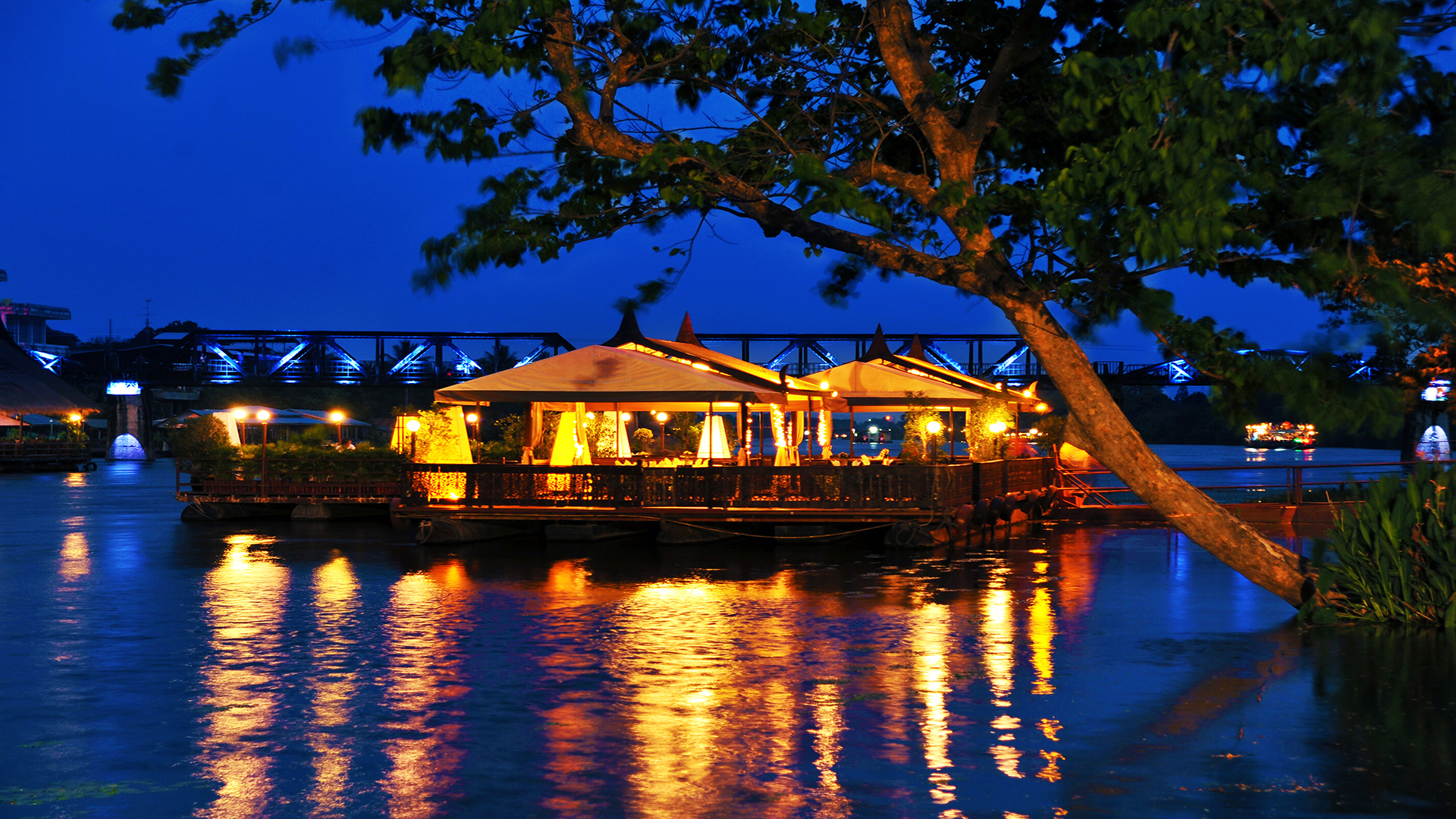 Restaurants & Bars - Floating Cafe Kanchanaburi Resort - felix river